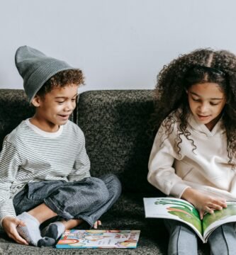 Niños leyendo cuentos